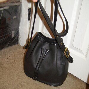Vintage COACH black leather bucket bag Drawstring closure